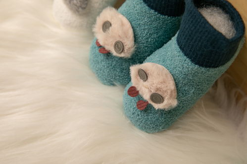 設(shè)圖藍(lán)色學(xué)步襪童鞋兒童用品攝影圖 海報設(shè)計 下載請至來源處